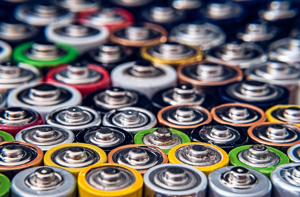Mange AA-batterier stilt opp ved siden av hverandre