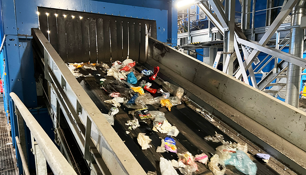 Plast på sorteringsbånd i et ettersorteringsanlegg